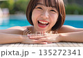 年輕的女士在游泳池裡玩 135272341