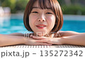 年輕的女士在游泳池裡玩 135272342