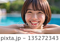 年輕的女士在游泳池裡玩 135272343