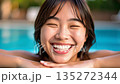 年輕的女士在游泳池裡玩 135272344