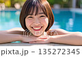 年輕的女士在游泳池裡玩 135272345