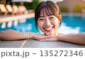 年輕的女士在游泳池裡玩 135272346