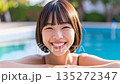 年輕的女士在游泳池裡玩 135272347