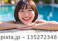 年輕的女士在游泳池裡玩 135272348