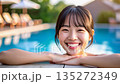 年輕的女士在游泳池裡玩 135272349