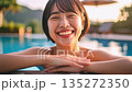 年輕的女士在游泳池裡玩 135272350