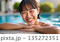 年輕的女士在游泳池裡玩 135272351