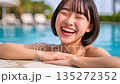 年輕的女士在游泳池裡玩 135272352