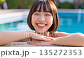 年輕的女士在游泳池裡玩 135272353