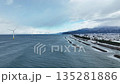 冬の富山県東部下新川海岸の洋上風力発電風車周辺 135281886