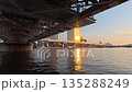 東京城市景觀與隅田川 135288249