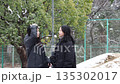 冬の積雪の公園で楽しく雪合戦の女子中学生姉妹の姿 135302017