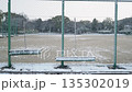 冬の朝の雪の天気の中の無人のグランドの風景 135302019