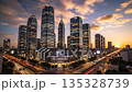高層ビル群と道路が広がる現代都市のタイムラプス映像【時間経過】 135328739