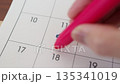カレンダーに車の定期点検日。期限管理のイメージ。 135341019
