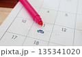 カレンダーに車の定期点検日。期限管理のイメージ。 135341020