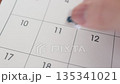カレンダーに車の定期点検日。期限管理のイメージ。 135341021