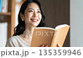 讀一本書的女人 135359946