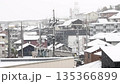 冬の雪の天気の中の都市の住宅地の風景 135366899