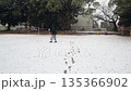 冬の朝の積雪の公園で楽しく遊んでいる小学生の子供の様子 135366902