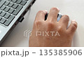 ワイヤレスマウスを使う男性の手（日本人、30代） 135385906