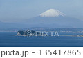 從相模灣可以欣賞到富士山和江之島白雪皚皚的壯麗景色。 135417865