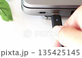 ノートパソコンにUSBケーブルを接続するメージ（USB-C） 135425145