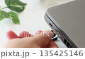 ノートパソコンにUSBケーブルを接続するメージ（USB-C） 135425146