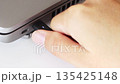 ノートパソコンからUSBケーブルを抜くメージ（USB-C） 135425148