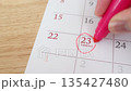 2月23日。天皇誕生日の祝日と3連休カレンダー。 135427480