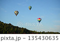 びわ湖東近江バルーンフェスタで競技飛行をする熱気球 (滋賀県東近江市, 2025年11月) 135430635