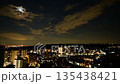月光下的夜晚與城市燈光 135438421