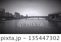 吾妻橋から望む隅田川の風景を捉えた映像素材 135447302
