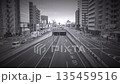第一京浜のアンダーパスと交通風景のストック素材 135459516