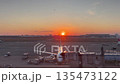 羽田空港の夕景　搭乗ゲートで待機する旅客機 135473122