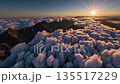 日出，山脈聳立於雲海之上 135517229