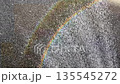 日中の屋外のシャワーの水しぶきにかかった虹 135545272