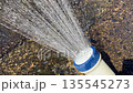 日中の屋外のシャワーの水しぶき 135545273