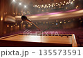 演出開始前，大廳裡擺放著講台和麥克風，這是一幅寫實的場景。 135573591