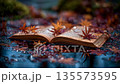 雨後草地上，一本打開的書靜靜地躺在那裡，濕漉漉的落葉反射著陽光。 135573595