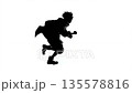 アニメ風のシルエットの人物が白背景を疾走する 135578816