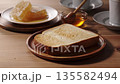 Drizzle honey on toast 135582494
