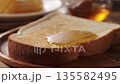 Drizzle honey on toast 135582495