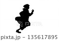 白い背景を走る人物のシルエット 135617895