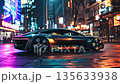 夜の都市の街路の未来的な車 135633938