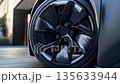 黒いホイールのクローズアップ 135633944