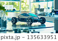 研究室の机の上に展示された透明な自動車模型 135633951