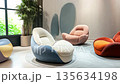 展示色彩繽紛的現代休閒椅 135634198
