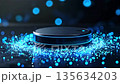一個科技感十足的黑色平台，周圍環繞著藍色光點。 135634203