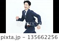 走るスーツ姿の男性の動画 135662256